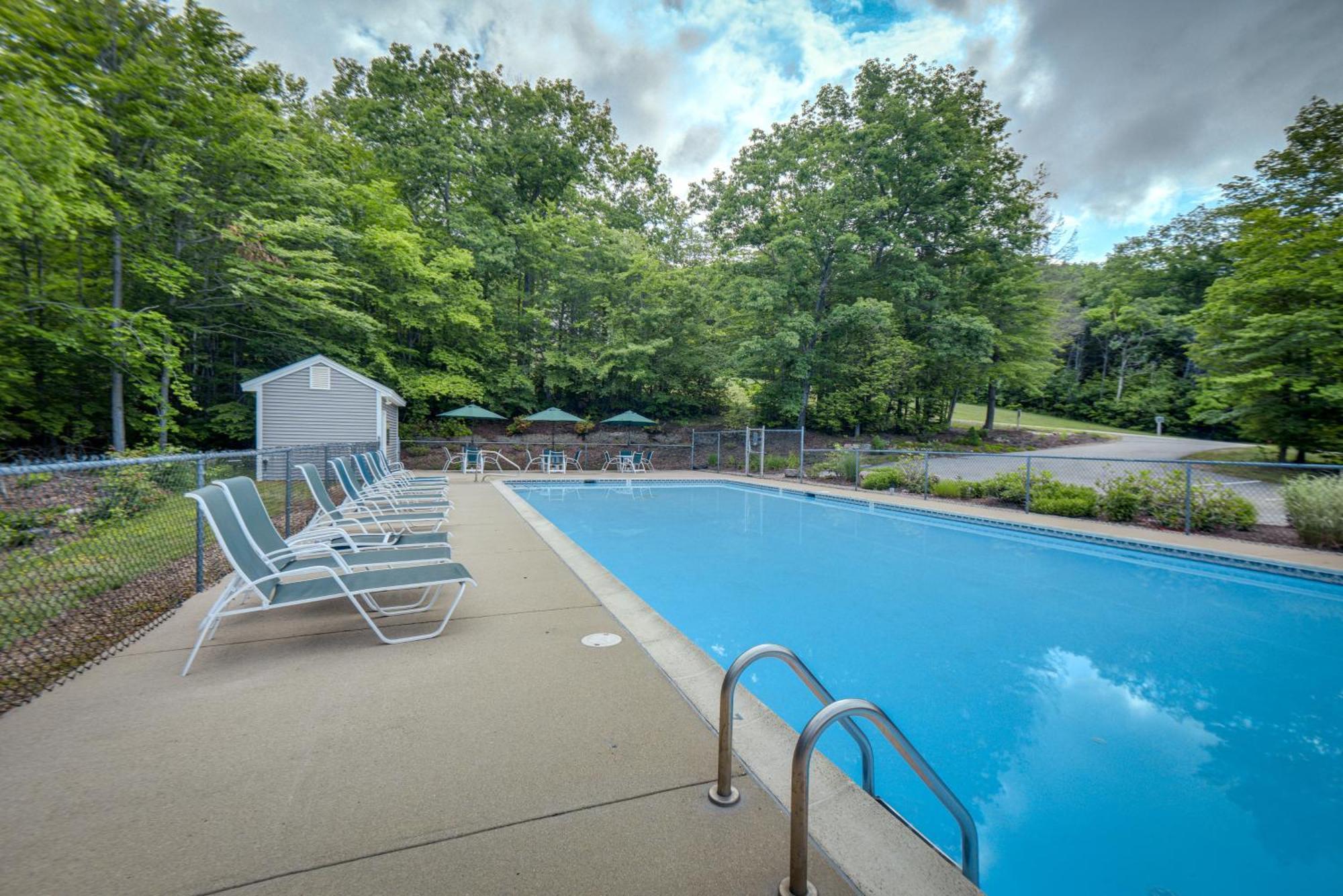 Bartlett Condo With Mountain View And Outdoor Pool! Exterior photo